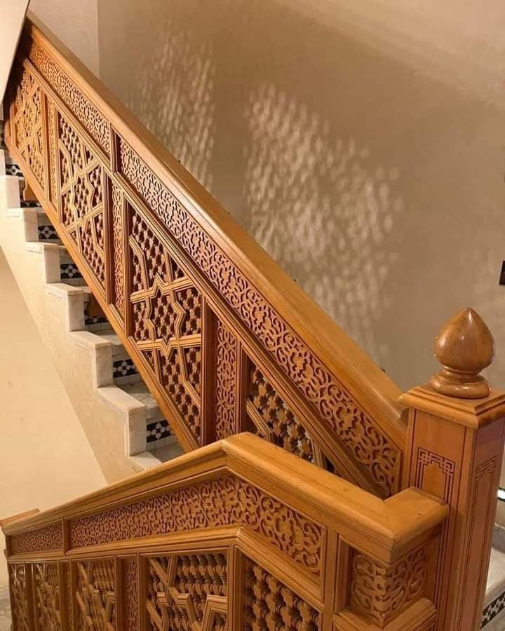 Balustrade d'escalier en cèdre sculpté avec panneaux de moucharabieh et d'arabesque