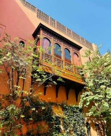 Balcon traditionnel marocain en moucharabieh et balustrade de terrasse en bois de cèdre