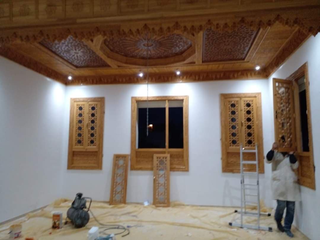 Plafond à caissons en bois de cèdre sculpté avec dôme octogonal central et volets moucharabieh