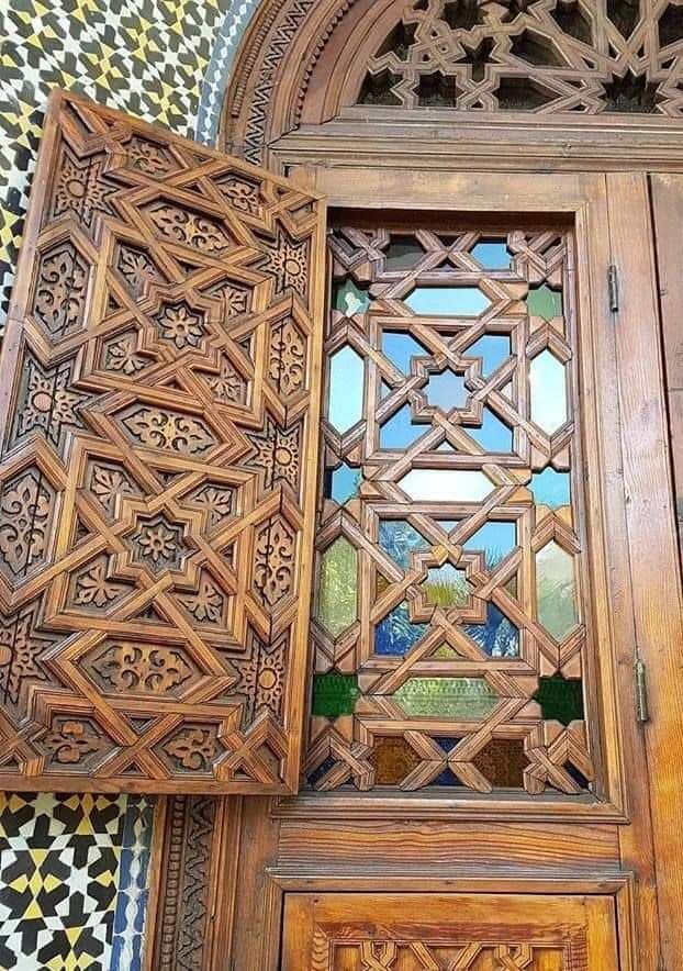 Porte de Riad en cèdre sculpté avec treillis de vitraux et volet géométrique