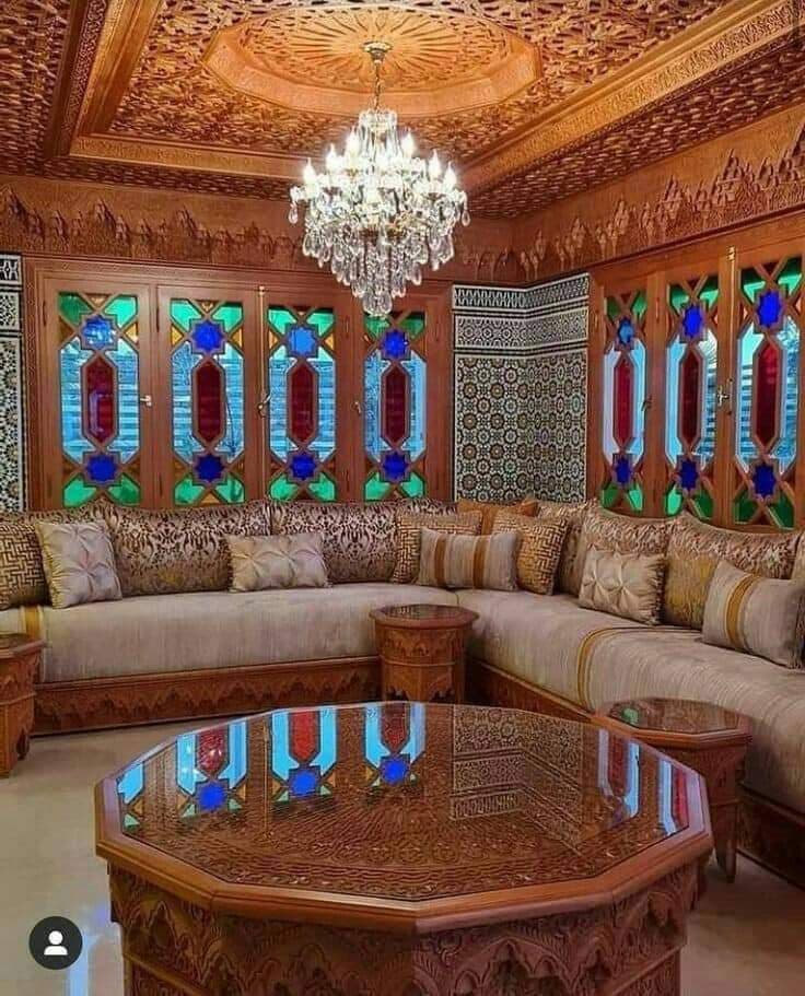 Luxueux salon marocain en cèdre avec plafond en forme de dôme sculpté, vitraux et table octogonale