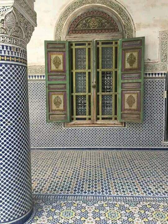 Fenêtre de Riad traditionnelle Zouak peinte à la main avec grille en fer forgé et tympan voûté