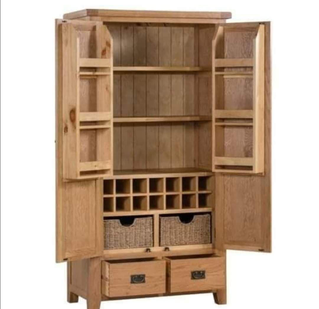 Armoire de garde-manger en bois massif avec casiers à vin et paniers de rangement