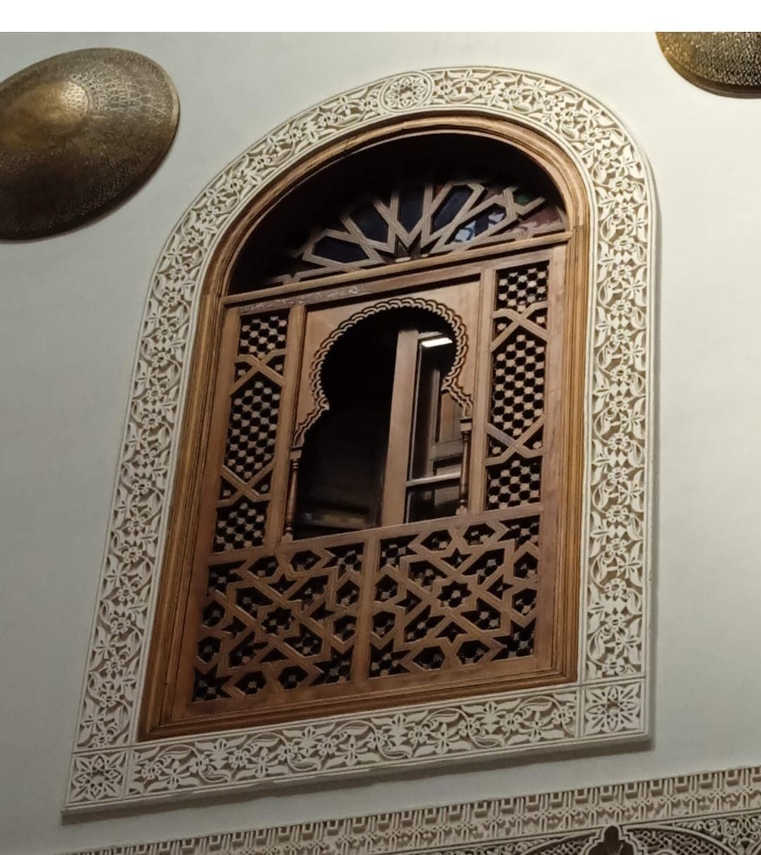 Fenêtre de galerie arquée en cèdre massif fabriquée à la main avec treillis en moucharabieh et cadre en plâtre sculpté
