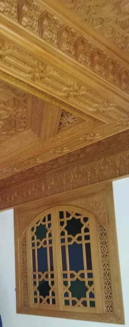 Fenêtre de niche cintrée en bois de cèdre fabriquée à la main avec vitraux géométriques et plafond monumental en cèdre sculpté